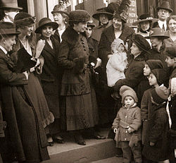 1917年1月8日、ニューヨーク市ブルックリンの裁判所の階段で、マーガレット・サンガーとその妹エチル・バーンが、避妊具のクリニックを開いた罪で裁判を受けているところ。二人とも有罪になった