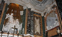 La famille sculptée Conaro regarde la vision de Sainte Thérèse.