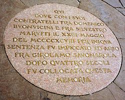 Паметна плоча показва мястото на екзекуцията на Савонарола на площад Синьория във Флоренция.