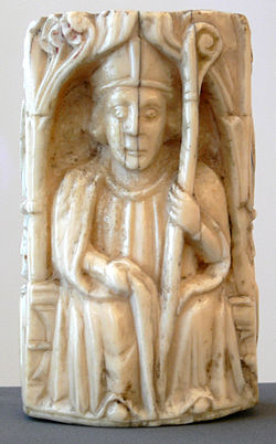 Toisessa ääripäässä keskiaikainen shakkipiispa. Italia, 1200-1500-luku.  