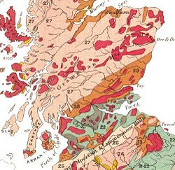 Mapa geológico da Escócia central. A falha divide os depósitos de arenito vermelho antigo e Devoniano (marrom, no. 23, no centro) dos depósitos Metamórficos e Arqueanos (rosado, no. 27, acima do marrom).