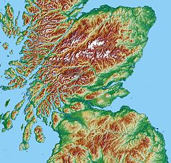 Mapa topológico da Escócia central. As elevações inferiores (esverdeadas) estão separadas das superiores (acastanhadas) pela linha de falha.
