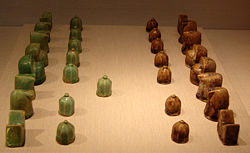 Šachová súprava v islamskom štýle z 12. storočia z Iránu. Metropolitné múzeum umenia v New Yorku.