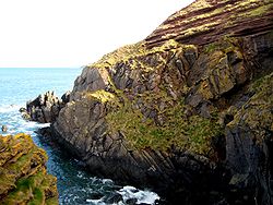 La discordancia angular de Hutton se encuentra en Siccar Point, donde la arenisca roja antigua del Devónico de 345 millones de años se superpone a la grava silúrica de 425 millones de años.  