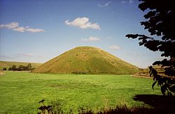 De neolithische site van Silbury Hill in Wiltshire, Zuid-Engeland, is een voorbeeld van de grote ceremoniële monumenten die in deze periode op de Britse eilanden werden gebouwd.  