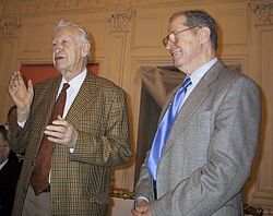 Vasily Smyslov (links), met Yuri Averbach in 2002
