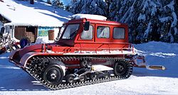 一辆全履带式雪地车