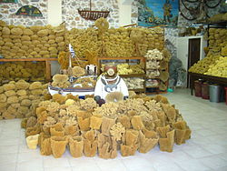 Exibição de esponjas naturais para venda em Kalymnos na Grécia