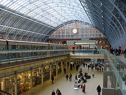 Den øverste etage af The Arcade på St Pancras station, set mod syd under Barlows storslåede tag. Det gamle togskuretag er blevet glaseret og malet på ny.