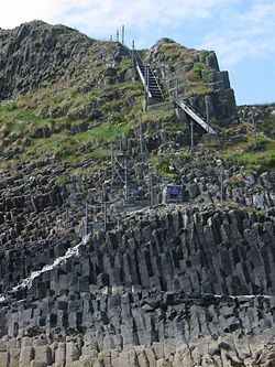 Trap naar de top van het eiland Staffa, Schotland  