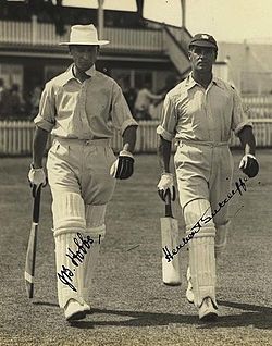 Hobbs e Sutcliff saindo para batalhar pela Inglaterra contra a Austrália, Brisbane 1928.