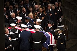 De levende presidenten George W. Bush, Donald Trump, Barack Obama, Bill Clinton en Jimmy Carter in 2018. Toenmalig vice-president Joe Biden staat ook op de foto.  