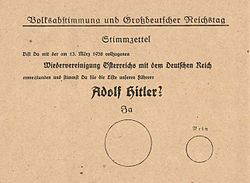 Bulletin de vote du 10 avril 1938. Le texte du bulletin de vote se lit comme suit : "Êtes-vous d'accord avec la réunification de l'Autriche avec l'Empire allemand qui a eu lieu le 13 mars 1938, et votez-vous pour le parti de notre leader Adolf Hitler ?", le grand cercle est marqué "Oui", le petit "Non".