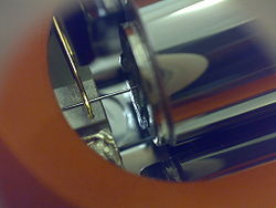 Een close-up van een eenvoudige scanning tunneling microscoopkop aan de Universiteit van St Andrews die MoS2 scant met behulp van een platina-ridium stylus.