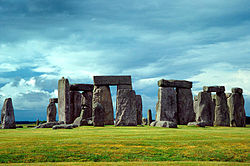 Stonehenge v Anglii bylo postaveno asi před 4500-4000 lety. Bylo to v neolitu, v době kamenné.