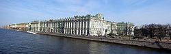 Vinterpaladset har udsigt over Neva-floden.  