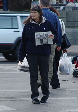 Ein Straßenzeitungsverkäufer, der Street Sheet in San Francisco verkauft