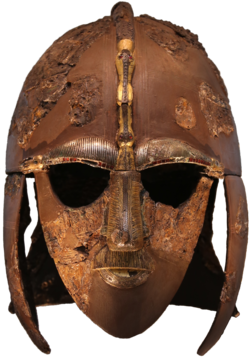 De gerestaureerde ceremoniële helm is een van de meest iconische vondsten van Sutton Hoo.