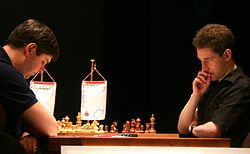 Svidler (Rosja) z lewej i Adams z prawej, Dortmund 2006