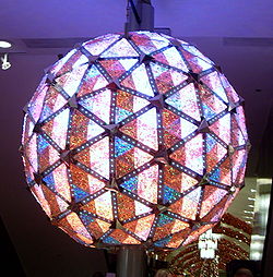 Το 2008 Times Square Ball, το οποίο έπεσε στις 31 Δεκεμβρίου 2007. Μια μεγαλύτερη έκδοση αυτής της μπάλας χρησιμοποιείται από το 2009.