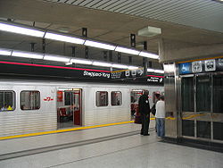 Un train à la gare de Sheppard-Yonge