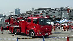 Een brandweerwagen met een draaischijfladder in Tokio.