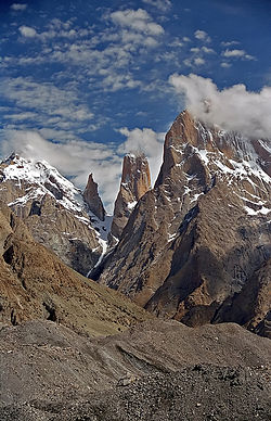 Pakistan'daki Trango Kuleleri. Dikey yüzleri dünyanın en yüksek kayalıklarıdır. Trango Kulesi ortada; Trango Monk ortada solda; Trango II en solda; Büyük Trango sağda.