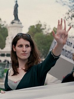 Een trans vrouw (een man naar vrouw transseksueel) met de letters "XY" geschreven op haar handpalm.  