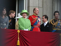 A Rainha e o Príncipe Felipe com alguns de seus familiares na varanda do Palácio de Buckingham, 2007. À esquerda está a Princesa Beatriz, o Príncipe Guilherme falando com o Visconde Linley. À direita está o Príncipe Real, com o uniforme do Coronel.