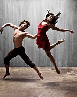 A dança moderna é muitas vezes executada com os pés descalços, com trajes não-tradicionais.