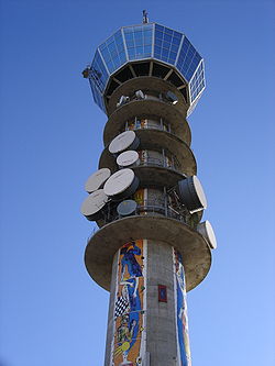 Uma torre de rádio.