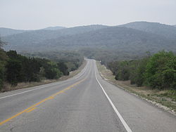 US 83 procházející texaským pohořím Hill Country v okrese Uvalde, Texas  