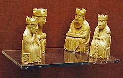 Lewisin saarelta peräisin olevat 1200-luvun shakkimiehet (neljä kuningasta).  