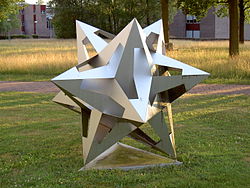 Skulptūra, kas veidota pēc M. K. Ešera zīmējuma