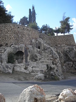 Starobylá pohřební jeskyně v údolí  
