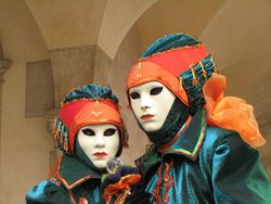 Twee elegant geklede figuren op het Carnaval van Venetië