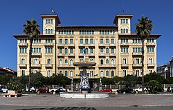 Monumentaalinen suihkulähde ja Grand Hotel taustalla  