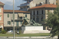 Sotamuistomerkki Piazza Garibaldilla, joka tunnetaan nimellä "Piazza delle Paure".  