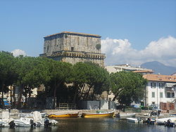 Torre Matilde och Luccas småbåtshamn  