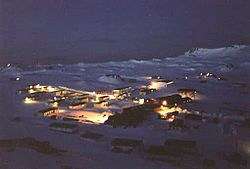 Naktinis vaizdas į vienintelę civilinę gyvenvietę Villa Las Estrellas.