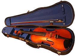 Um violino e um arco em seu estojo