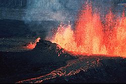 Een vulkaanuitbarsting is het vrijkomen van opgeslagen energie van onder het aardoppervlak. De warmte is voornamelijk afkomstig van radioactief verval en convectie in de kern en de mantel van de aarde.