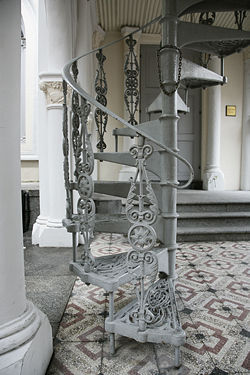 Una escalera de caracol con balaustres ornamentales.