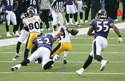 De Ravens defense verdringt de Steelers' offense in een 2006 route. Zichtbaar voor de Ravens zijn Ray Lewis (#52) en Suggs (#55).