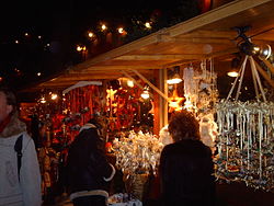 Compras de Natal em um mercado na Itália