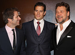 Zack Snyder (links), Henry Cavill (midden) en Russell Crowe (rechts) op de première van Man of Steel, juni 2013