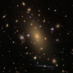 IC 1101, suurin tunnettu galaksi, joka sijaitsee Abell 2029:n keskellä.  