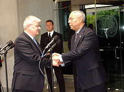 Joška Fišers un bijušais ASV valsts sekretārs Kolins Pauels.