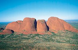 Kata Tjuṯa está formada por unas 36 rocas rojas redondeadas. Su nombre es una palabra pitjantjatjara que significa "muchas cabezas".  
