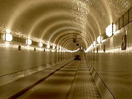 Autojen liikkumiseen tarkoitettu tunneli Hampurissa, Saksassa.  